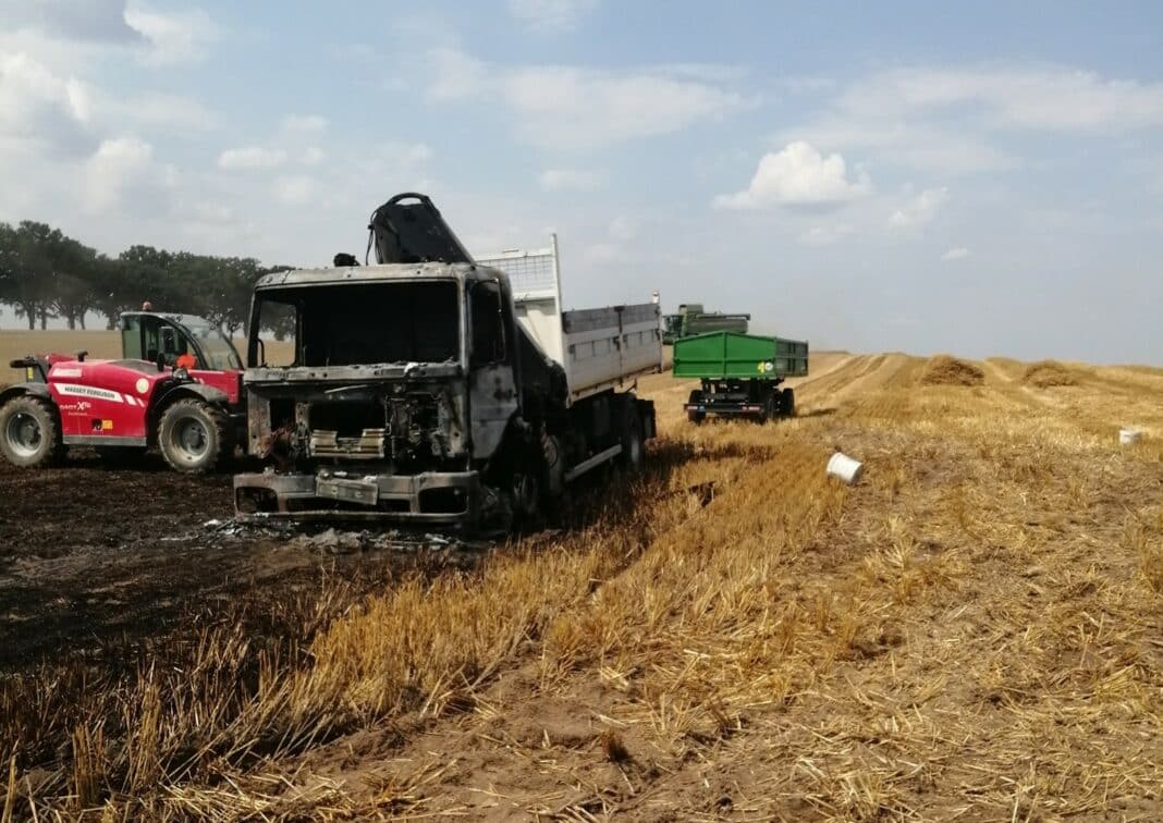 Spłonęła ciężarówka na polu