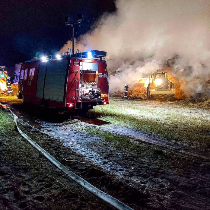 Drugi dzień trwa walka z ogniem – pali się kilkaset ton słomy