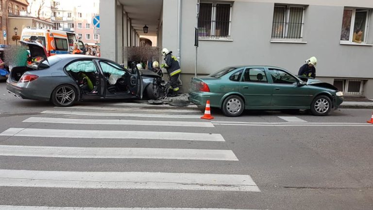 Groźne zderzenie dw&oacute;ch osob&oacute;wek