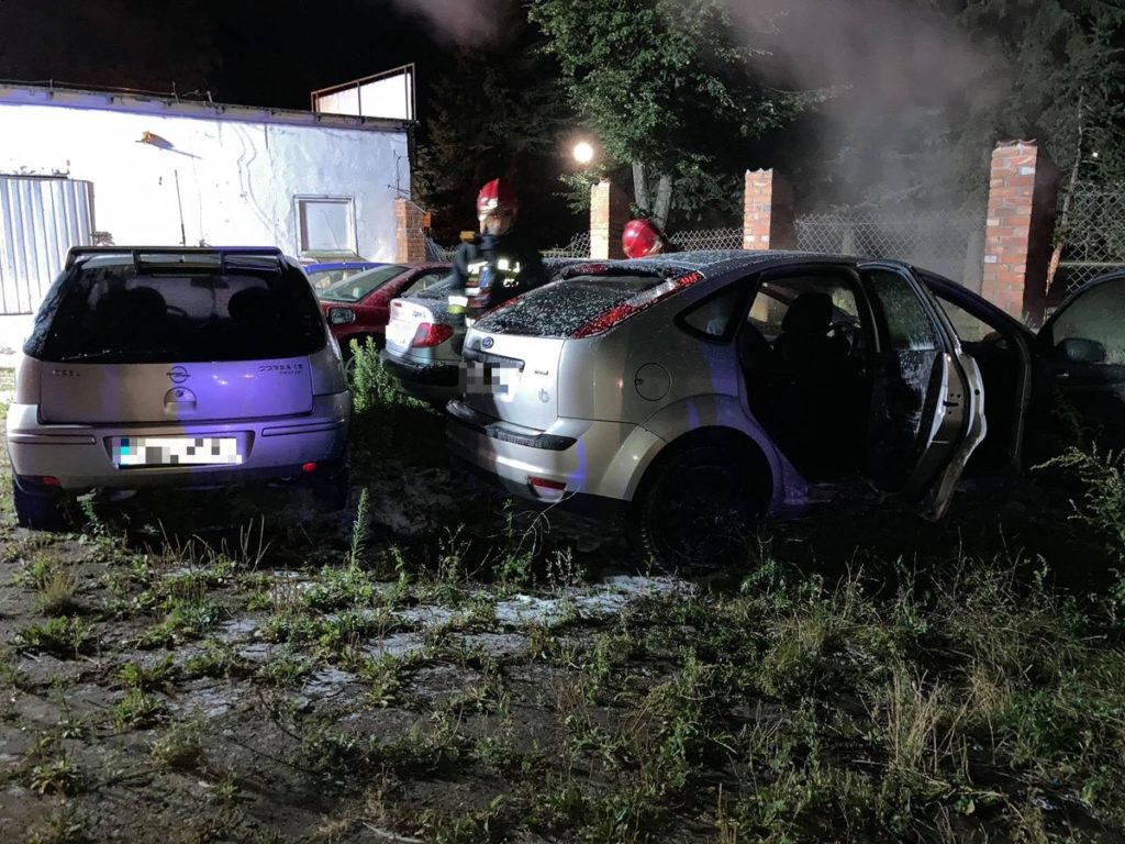 Auto na parkingu stanęło w płomieniach