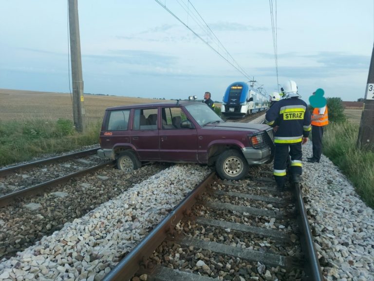 Ktoś porzucił auto na torach. Pociągi miały spore op&oacute;źnienie