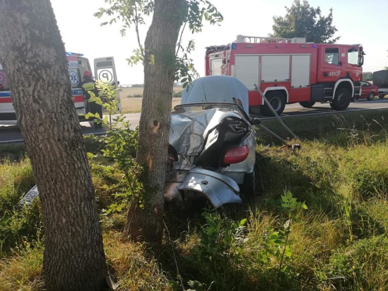 Nie opanował samochodu, skończył na drzewie. Jedna osoba w szpitalu