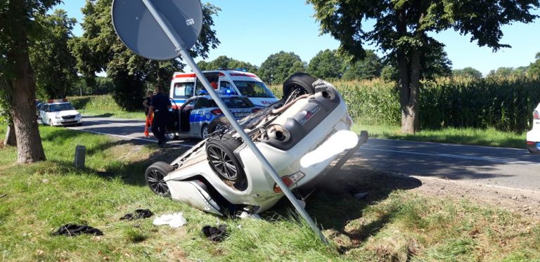 Młody kierowca dachował