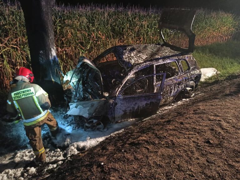 69-latek stracił panowanie nad autem i zjechał do rowu. Samochód się zapalił