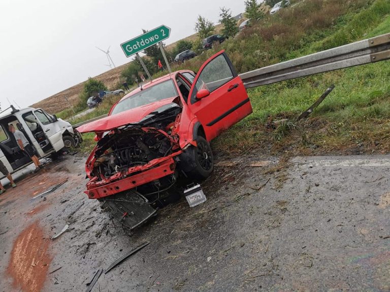 Zderzenie busa z osobowym Fordem