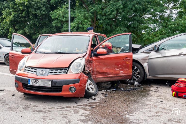 Nie ustąpił pierwszeństwa, uderzył w samoch&oacute;d z dzieckiem
