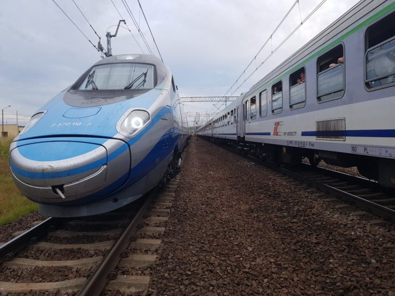 Rzucił się pod nadjeżdżający pociąg