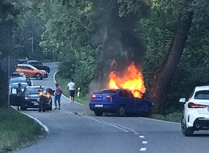 Uderzył w drzewo pod Olsztynem. Auto zapaliło się. Mężczyzna zginał na miejscu