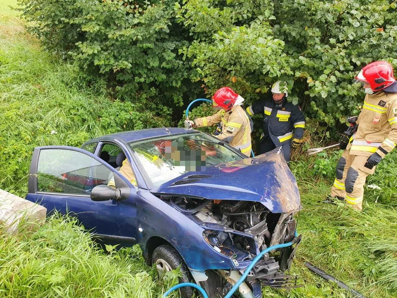 Śmiertelny wypadek. 79-latek zginął na miejscu po uderzeniu w przepust