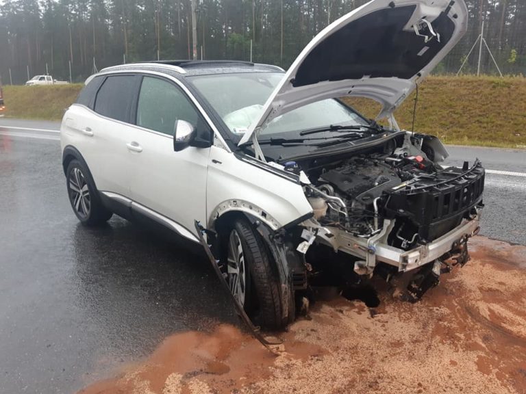 Dachowanie na S51. Kierowca w szpitalu