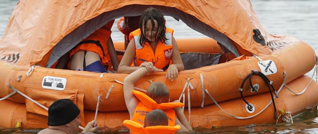 Nurkowie szkolili dzieci w kwestiach bezpieczeństwa nad wodą
