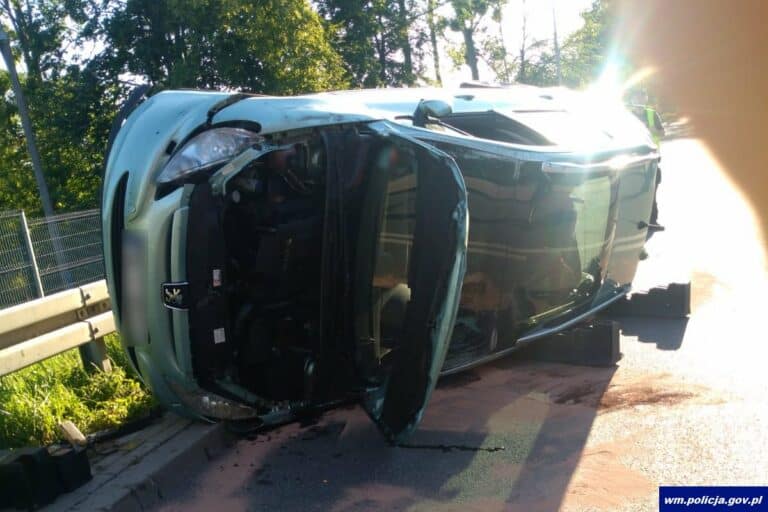 Czołowe zderzenie. Siła zderzenia była tak duża, że jedno auto dachowało a drugie spadło z nasypu