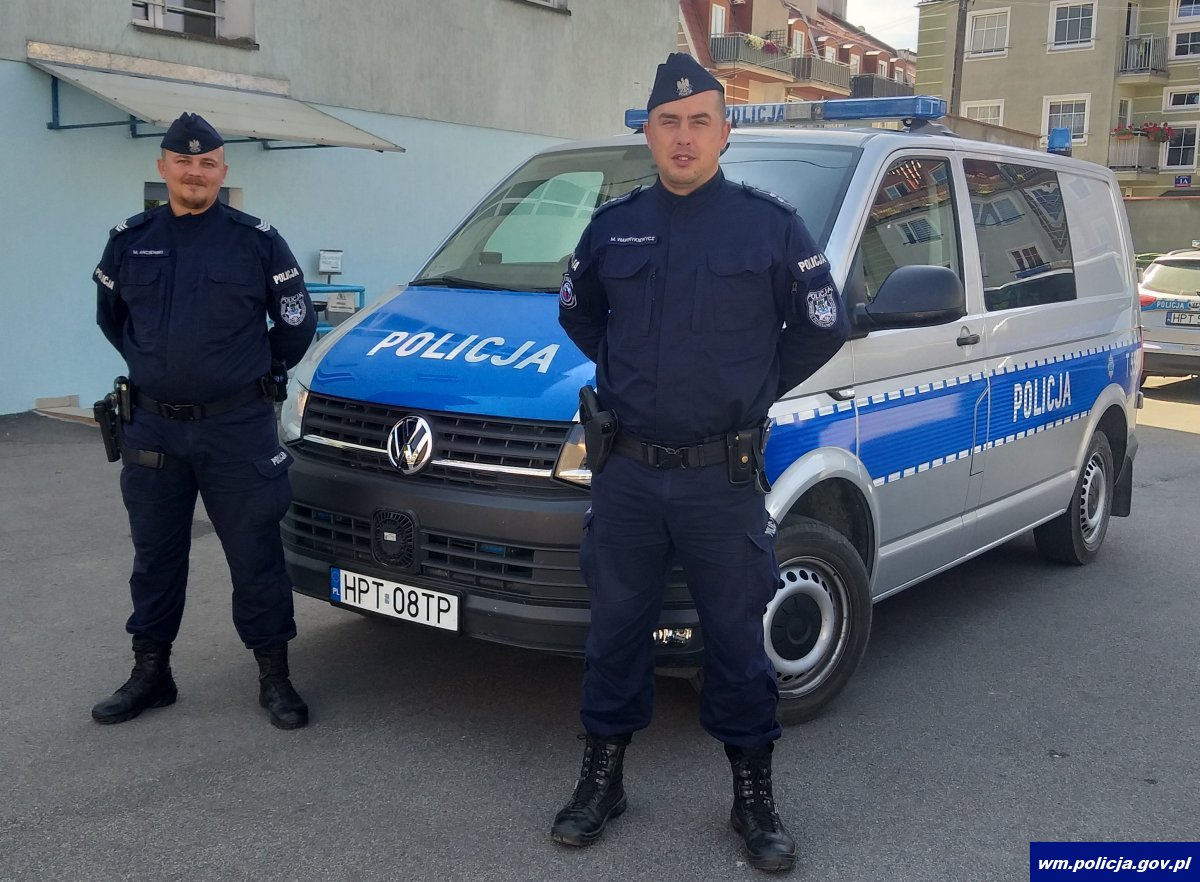 Policjanci heroicznie wkroczyli do płonącego budynku, uratowali mieszkańców