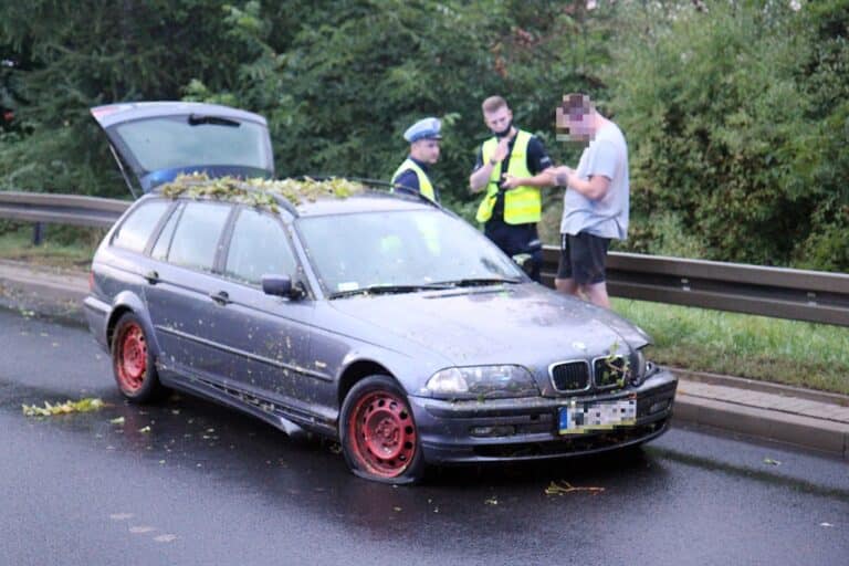 20-letni kierowca BMW uderzył w barierki. NIeprzytomna pasażerka zabrana do szpitala
