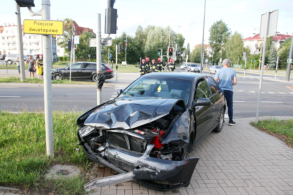 Zderzenie audi A3 z A6 na kolizyjnym skrzyżowaniu w Olsztynie