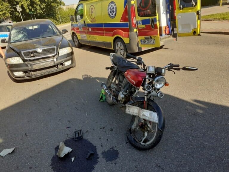 24-latka kierująca skodą nie ustąpiła pierwszeństwa przejazdu. Kierowca motoroweru trafił do szpitala