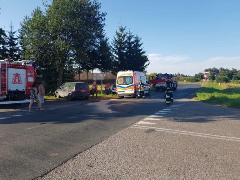 Groźne zderzenie, mąż z żoną przewiezieni do szpitala