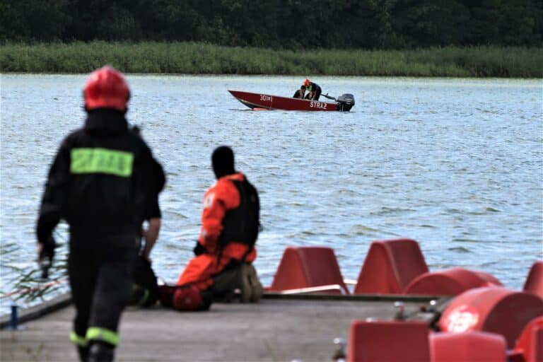 Mężczyzna wyskoczył z łodzi popływać. Niestety utonął. To pierwszy przypadek