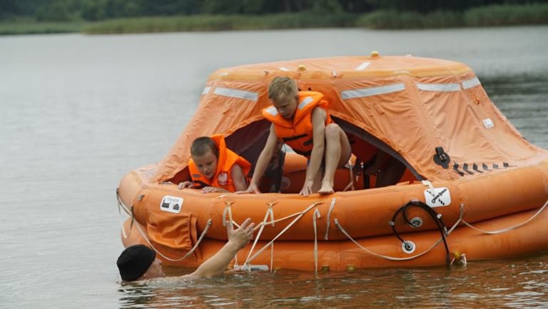 Nurkowie szkolili dzieci w kwestiach bezpieczeństwa nad wodą