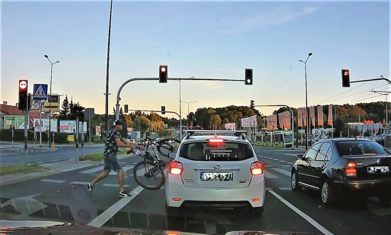 Rzucił rowerem w auto przed Galerią Warmińską