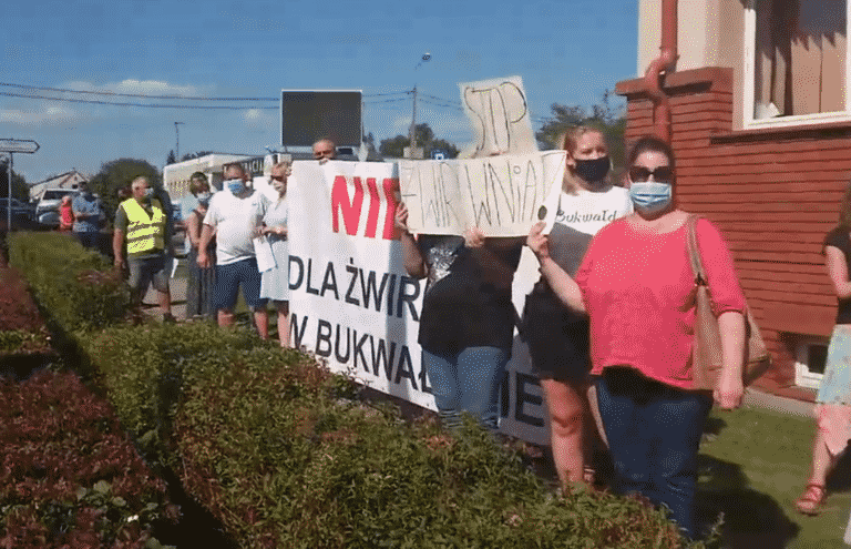 Tłumy ludzi przed urzędem gminy &ndash; protest przeciwko żwirowni