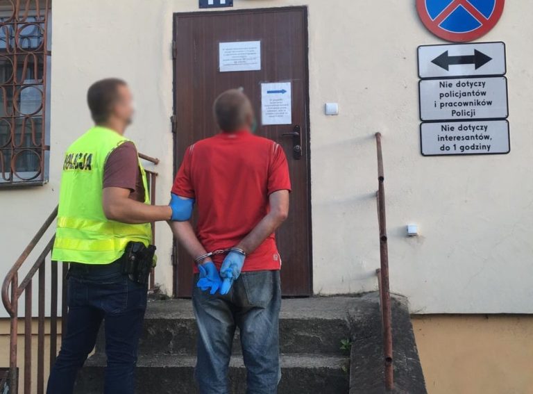 Właściciel mieszkania spał. 61-latek wyni&oacute;sł pieniądze