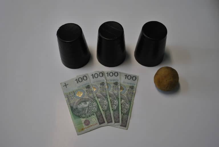 Policja i samorząd Mikołajek proszą, by nie grać w &bdquo;trzy kubki&rdquo;