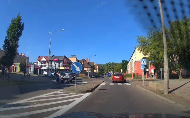 Starszy mężczyzna potrącił autem kobietę z dzieckiem w wózku