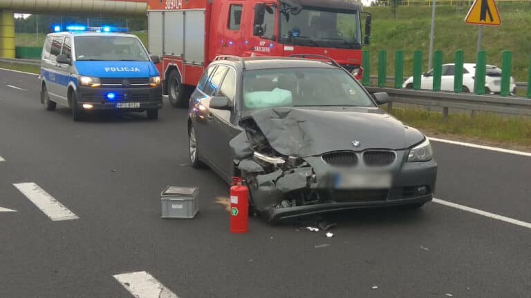 Osobówka uderzyła w TIR. Trzy osoby ranne