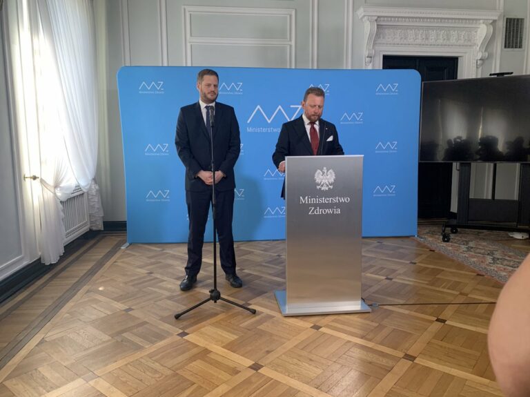 Szumowski: w powiatach, gdzie wystąpiło dużo przypadk&oacute;w zakażeń będą większe obostrzenia