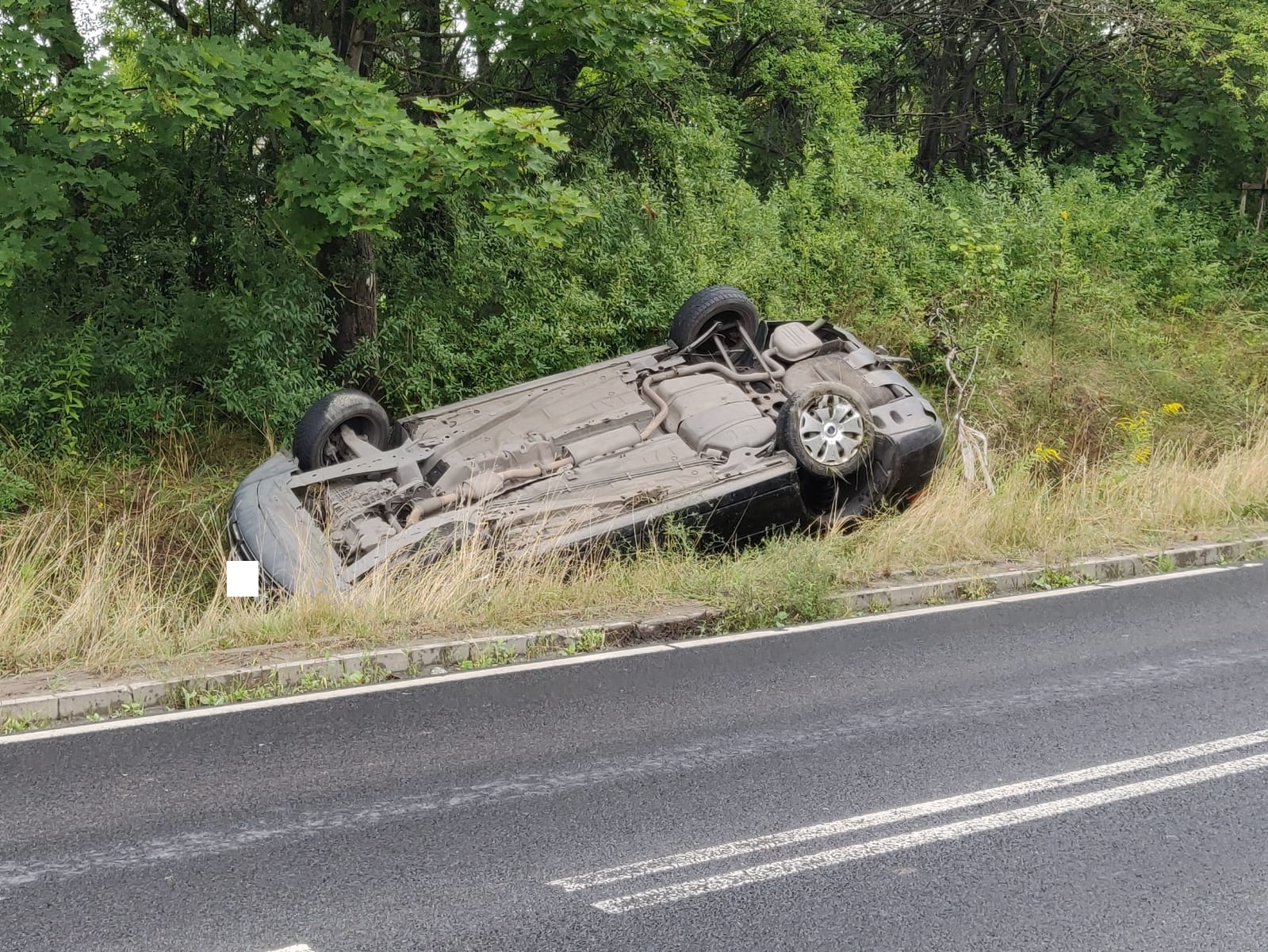 Na wylocie z Olsztyna wpadła do rowu wraz z