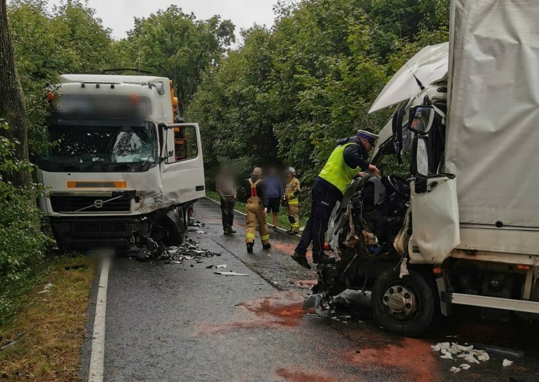 Wypadek dwóch ciężarówek. Utrudnienia na drodze