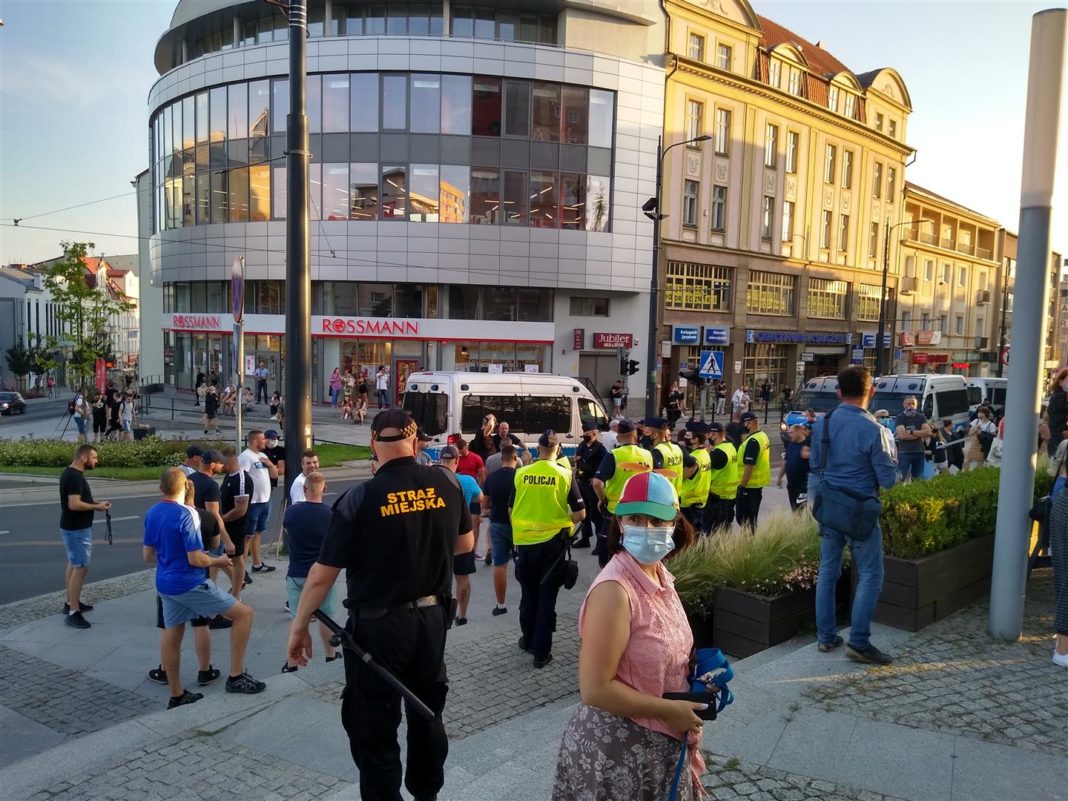 Tłumy przed olsztyńskim ratuszem podczas protestu środowiska LGBT+