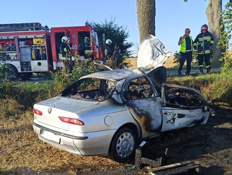 Świadkowie wyciągnęli kierowcę z płonącego auta