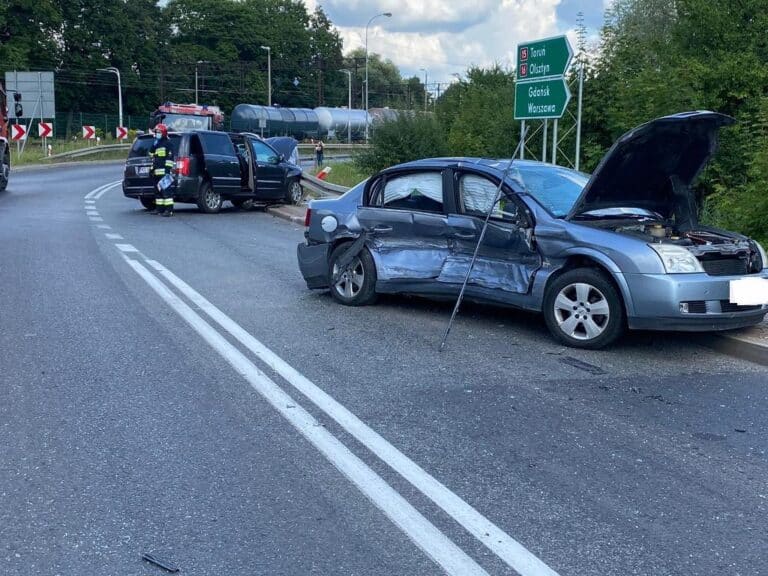 Kobieta z ranami twarzy przewieziona do szpitala po wypadku