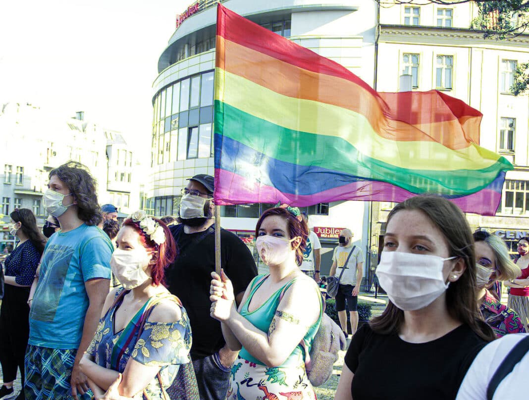 „Stop przemocy władzy” poniedziałkowa demonstracja LGBT+ pod ratuszem