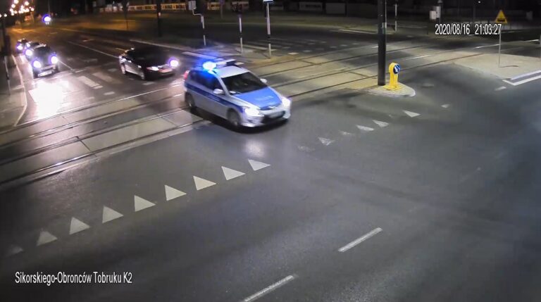 Jechał jak pirat drogowy. Policjanci zamiast karać eskortowali ojca z 2-latką, kt&oacute;ra pilnie potrzebowała pomocy