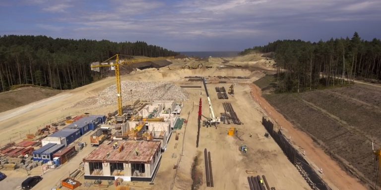 W miejscu przekopu Mierzei powstają falochrony i mosty