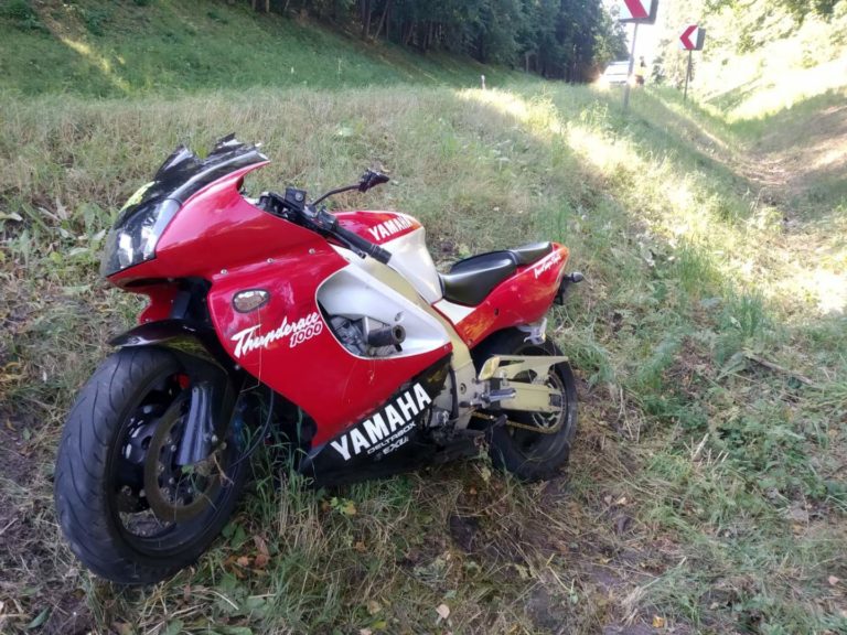 Motocykl uderzył w znaki ostrzegawcze. Kierowca trafił do szpitala