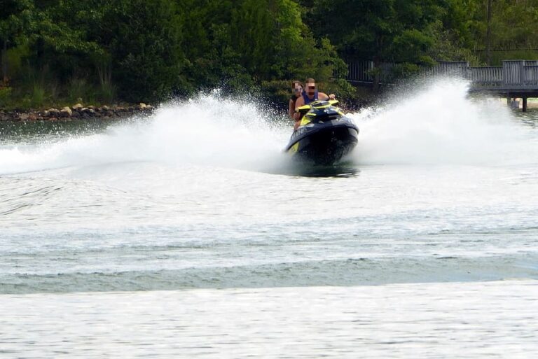 Wypadek na jeziorze Ukiel. Skuter wodny wywr&oacute;cił się, nastolatka w szpitalu