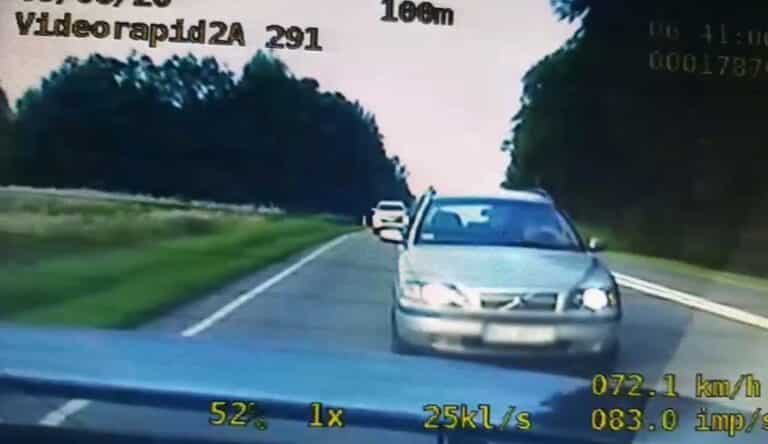 39-letnia kobieta tak spieszyła się do pracy, że nie zauważyła radiowozu grupy SPEED za kt&oacute;rym jechała