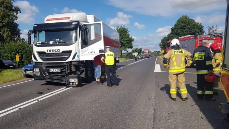 Ogromne korki na drodze dojazdowej do Olsztyna po kolizji osob&oacute;wki z ciężar&oacute;wką