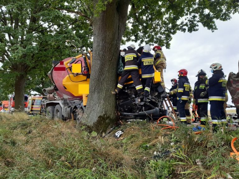 Kierowca betoniarki wjechał w drzewo