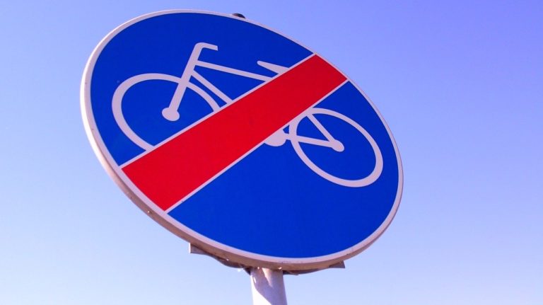 Zatrzymani rowerzyści, kt&oacute;rzy ekspres&oacute;wką jechali nad morze