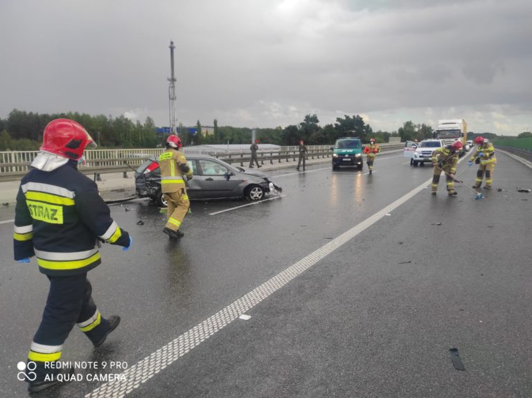 Podróżował z 4-miesięcznym dzieckiem w samochodzie. Uderzył w barierki