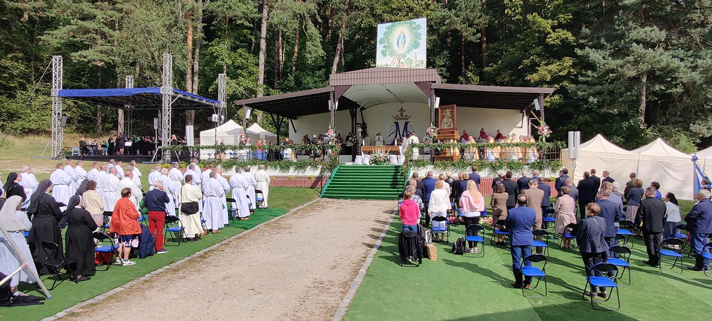 Odpust w Gietrzwałdzie: tłumy pielgrzymów, nie wszyscy przestrzegali zasad sanitarnych