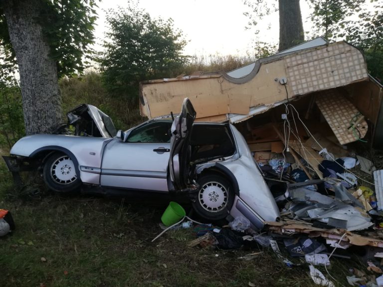 Samoch&oacute;d z przyczepą kempingową uderzył w drzewo &ndash; zginął kierowca