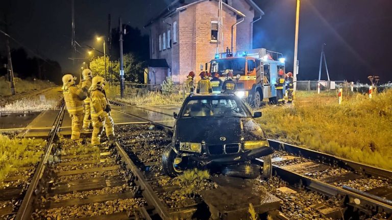 BMW przewr&oacute;cone na bok. Stało na torach