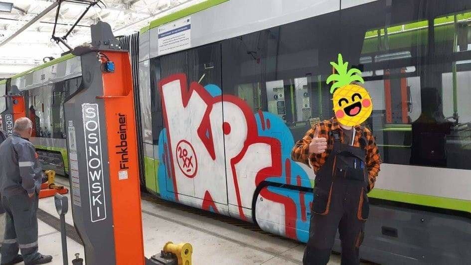 Olsztyński tramwaj w graffiti. Wandal zakradł się w nocy do zajezdni