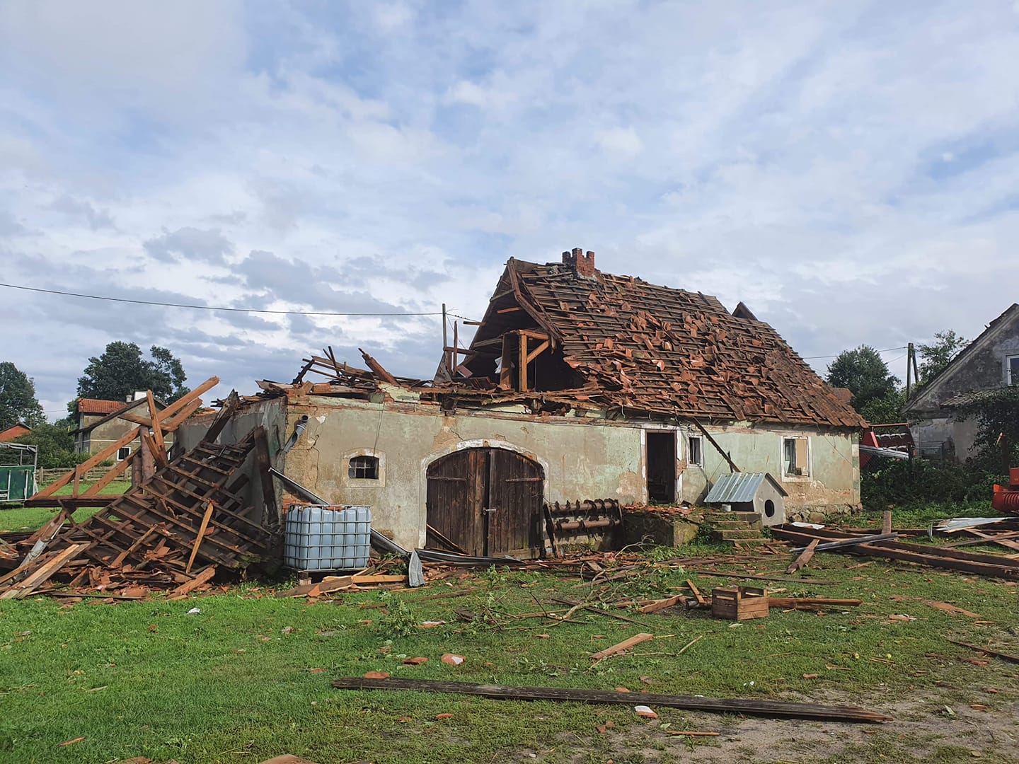 Trąba powietrzna zniszczyła 5 budynków mieszkalnych